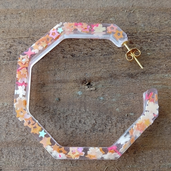 Coral, orange and yellow geometric resin hoop earrings - Picture 3 of 5